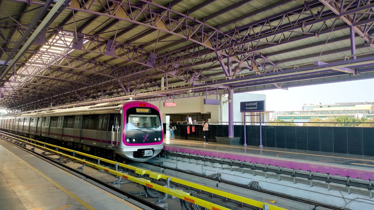 バンガロールのメトロが停まる駅のホーム