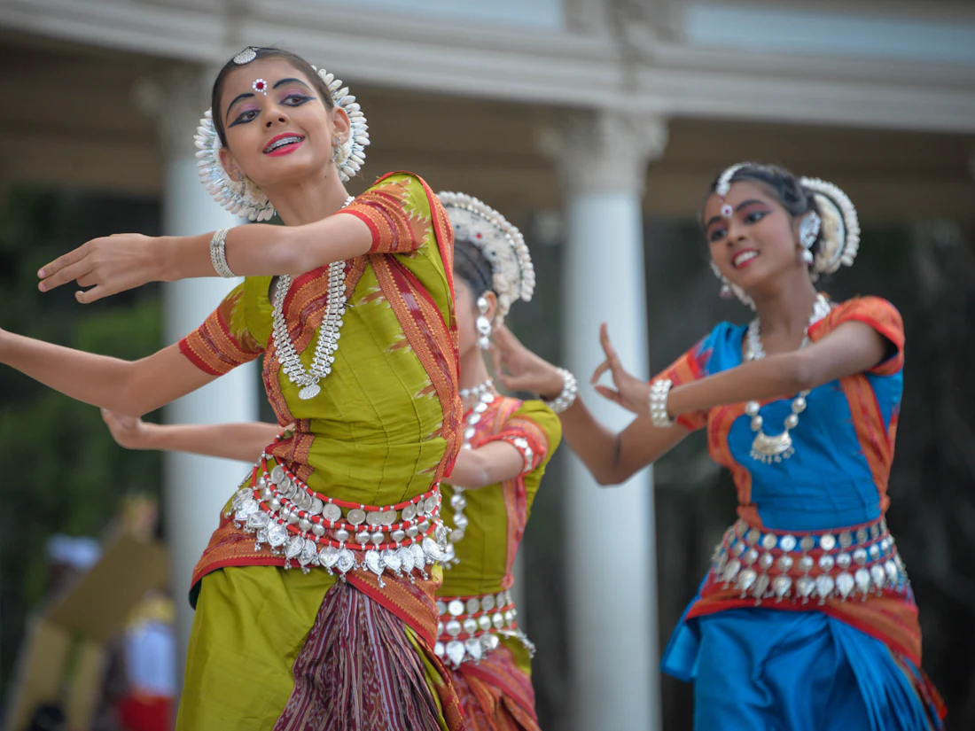 インド古典舞踊を舞う踊り手