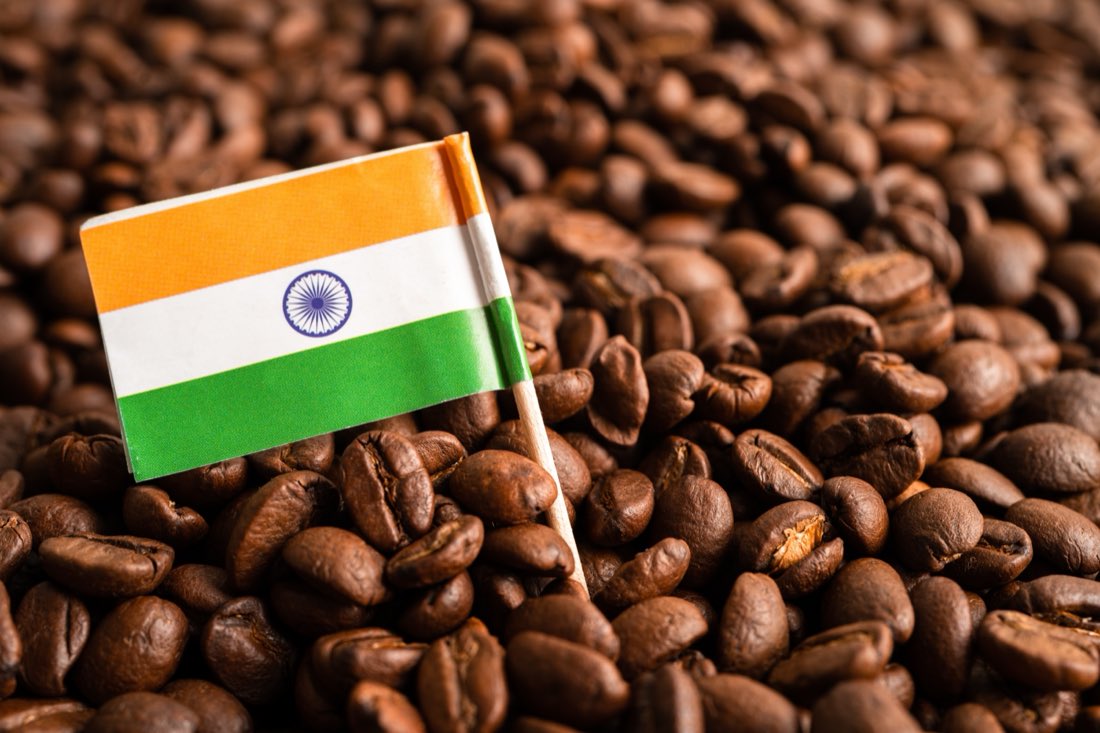 インドの国旗を立てた焙煎コーヒー豆